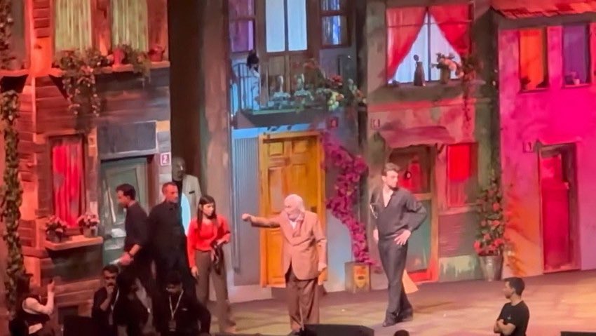 samiltayyar27's tweet image. Kahramanmaraş’taki elim hadisenin tüm ülkeyi yasa boğduğu süreçte gırgır şamata dolu müzikali ertelemeyenler, bir izleyicinin ‘göremiyoruz’ tepkisi üzerine iptal etti.

4 bin liraya sattıkları koltuğun yerine plastik tabure koydular, salonun kapasitesi üzerinde satış yaptılar,