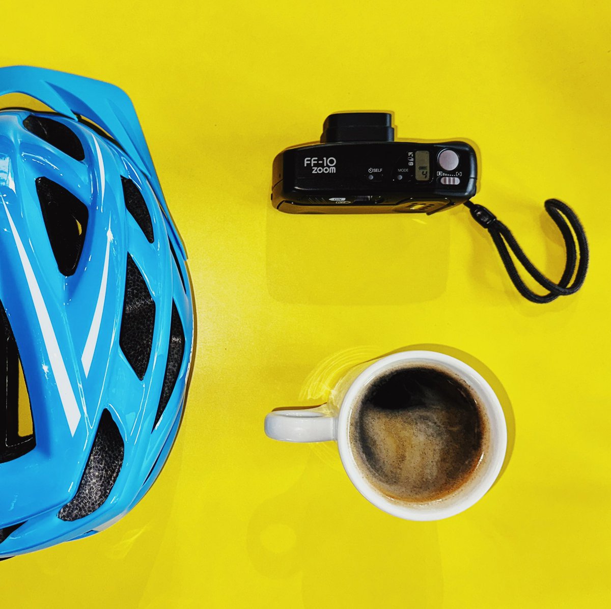 nickdemarco_'s tweet image. Camera, caffe &amp;amp; cycle helmet 
With the Ricoh FF-10, Camera No. 14 in my compact 35mm point &amp;amp; shoot film project. I must have cycled somewhere. July 2024

From my blog review here: rangefinderchronicles.blogspot.com/2025/12/the-co…

#filmphotography #ricoh #compactcamera #pointandshootcamera #coffee