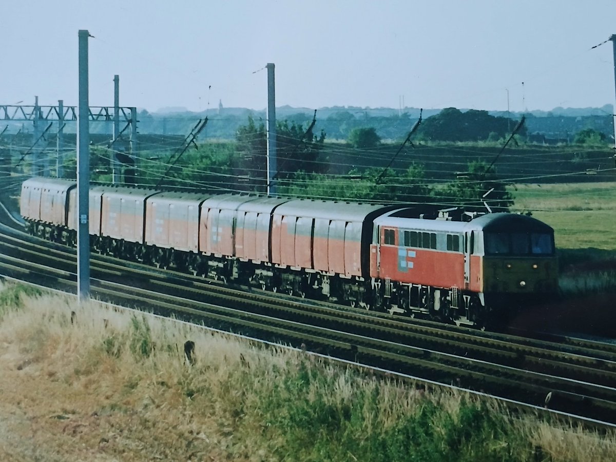 Invermuir's tweet photo. Midweek memories. 86424 on the evening vans. Winwick 27th July 1999. #tmrguk #Res #class86 https://t.co/IoIavRai4R