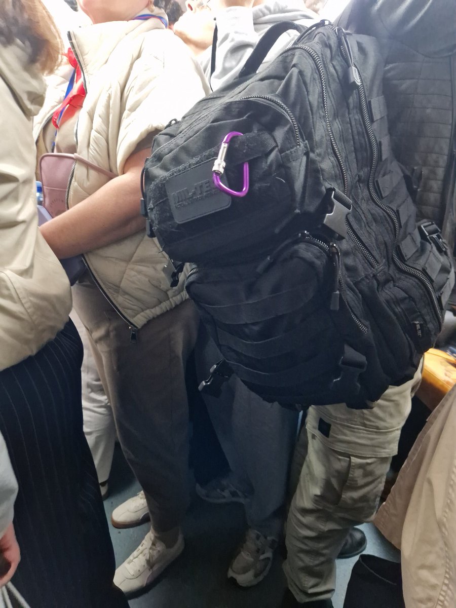 Non si può prendere la metro stipati come delle cazzo di sardine per andare e tornare da lavoro.
Aggiungo che se avete zaini grossi come cristiani, li dovete mettere a terra limortaccivostriedechivhacresciuto.
#atac