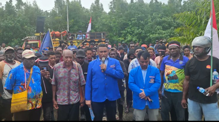 Nelayan Lokal Merauke Demo Menolak Kehadiran Kapal Trawl China Di Merauke. Informasi intelijen mengatakan puluhan kapal China sudah dapat izin aktif lagi setelah tahun lalu datang ke Indonesia. Siap mengeruk Ikan dengan cara ora karu-karuan.
rri.co.id/merauke/berita…