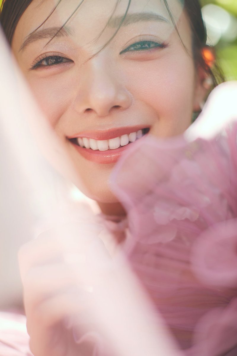 modelpress's tweet image. 櫻坂46田村保乃「ゼクシィ」表紙💐
沖縄の海で多幸感あふれる花嫁姿披露

📕4月23日発売
mdpr.jp/news/4769022

💍理想のプロポーズは？
「夕陽や夜景がきれいな場所」
「ふたりだけの時間の中で」

💍理想の夫婦像は？
「相手の趣味にも付き合いながらいろいろな経験を共有できる関係」