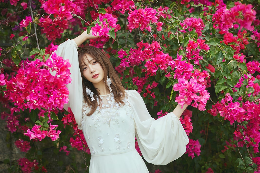 modelpress's tweet image. 櫻坂46田村保乃「ゼクシィ」表紙💐
沖縄の海で多幸感あふれる花嫁姿披露

📕4月23日発売
mdpr.jp/news/4769022

💍理想のプロポーズは？
「夕陽や夜景がきれいな場所」
「ふたりだけの時間の中で」

💍理想の夫婦像は？
「相手の趣味にも付き合いながらいろいろな経験を共有できる関係」