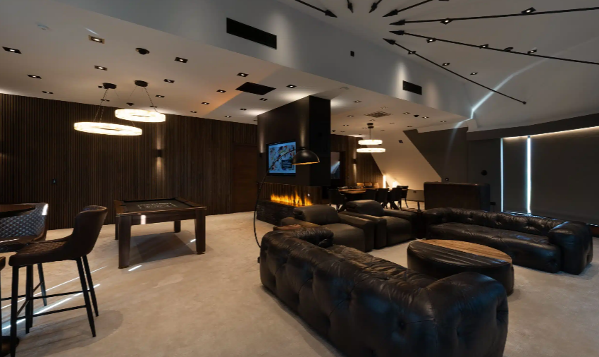 conferencesgrp's tweet photo. A 2,700 sq ft penthouse with a wrap-around balcony. Korean smokehouse dining. A wood-fired Firepit restaurant.

Cave Hotel, Kent is not what corporate events usually look like.

And we're here for it. 🖤

#ConferencesUK #CaveHotel #PrivateDining https://t.co/tBMoDw0jjt