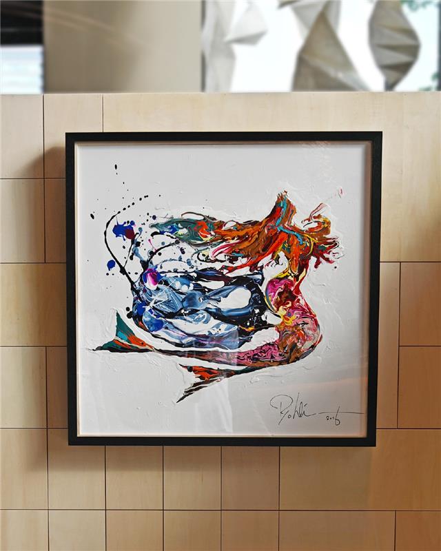 yashitama's tweet photo. 新緑のスターバックス リザーブ® ロースタリー 東京にて原画展示。7周年記念コレクションで描き下ろしたサイレン作品。
原画ならではの筆致と躍動感をぜひ間近でご覧ください。

■場所：スターバックス リザーブ® ロースタリー 東京 1F 
■期間：4/20(月) - 4/30(木)

グッズもあわせて展開中です。 https://t.co/5yGHRu7raT