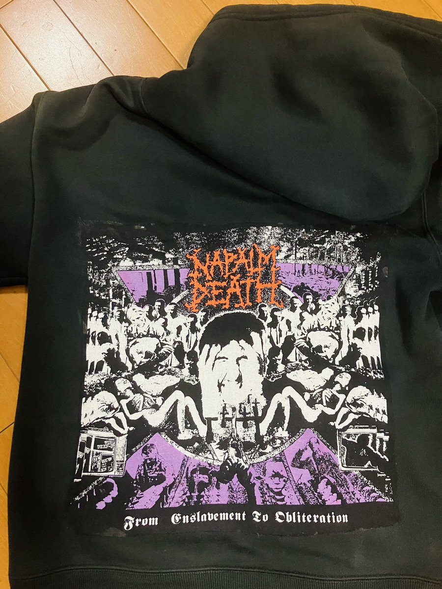 naitin2's tweet photo. タンスの肥やしになってるサイズが合わないシャツをリメイク！
シャツをジャキジャキ切ってボンドで貼り貼り！
また着れるーっ！😊😊😊 https://t.co/K8YbFLsjTH