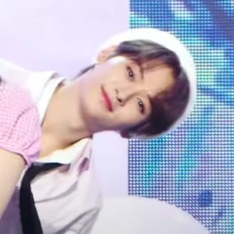 emi 🍮 lee know day !!! tweet media