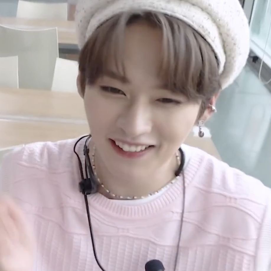 emi 🍮 lee know day !!! tweet media