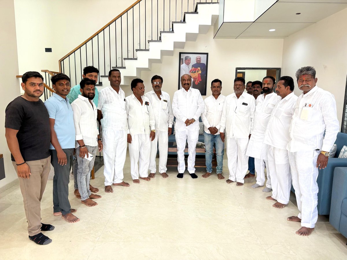 SandipanBhumare's tweet image. लींबगाव ता.पैठण येथे आज चेअरमन बाबुराव पा.पडुळे यांच्या नवीन घराचा वास्तुशांती समारंभ पार पडला. याप्रसंगी उपस्थित राहून त्यांना शुभेच्छा दिल्या. यावेळी पडुळे कुटुंबियांच्या सदस्यांशी संवाद साधत केलेला सन्मान स्वीकारला.

#SandipanBhumare #Congratulations #नवीनघर