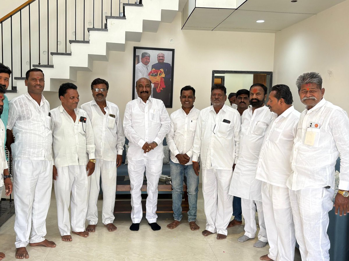 SandipanBhumare's tweet image. लींबगाव ता.पैठण येथे आज चेअरमन बाबुराव पा.पडुळे यांच्या नवीन घराचा वास्तुशांती समारंभ पार पडला. याप्रसंगी उपस्थित राहून त्यांना शुभेच्छा दिल्या. यावेळी पडुळे कुटुंबियांच्या सदस्यांशी संवाद साधत केलेला सन्मान स्वीकारला.

#SandipanBhumare #Congratulations #नवीनघर