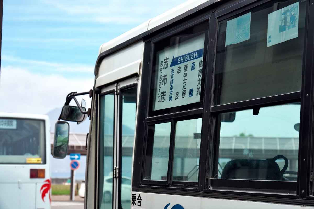 【SUNQパス修行：鹿児島交通】
垂水港で撮影した2台。KC-規制のバスが降灰する街を行く。エアロスターMにまた乗れるとは思いもしませんでした。

①1193 KC-LV380N (志布志) 元小田急
②928 KC-MP637K (鹿屋) 元都営
※蓄圧式低公害車・MBECSだがその機構は使われず
#鹿児島交通