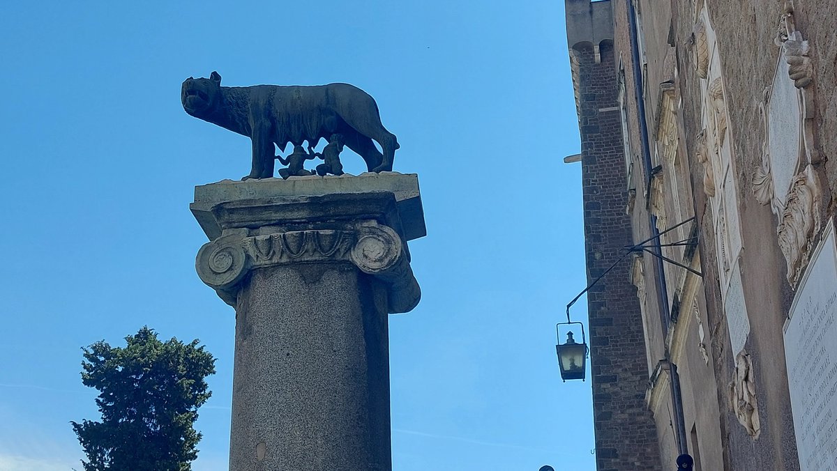 Ogni 21 aprile Roma celebra il suo “compleanno”: una data sospesa tra mito, calcoli antichi e storia imperiale. Il compleanno è un rito che cambia forma ma non significato: ricordare come Roma continua a raccontarsi al mondo.

Buon Compleanno Roma!

sguardoadest.it/new_blog/natal…