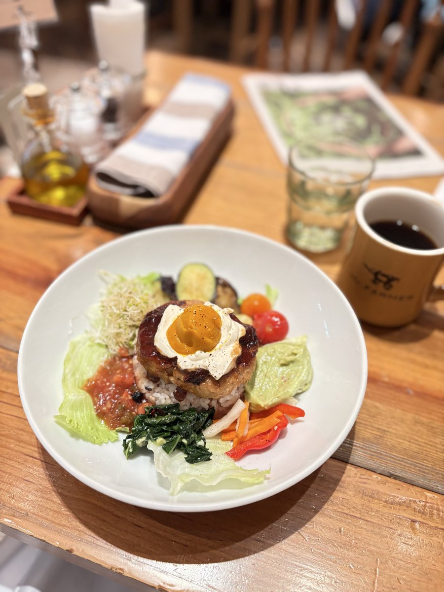 HP27Nina's tweet image. #Mr.FARMER 東京ミッドタウン日比谷
ロコモコだけどヴィーガン
結構食べ応えあるのでたまに食べる
お水もオシャレ
TOHO特典でコーヒーか紅茶サービス
