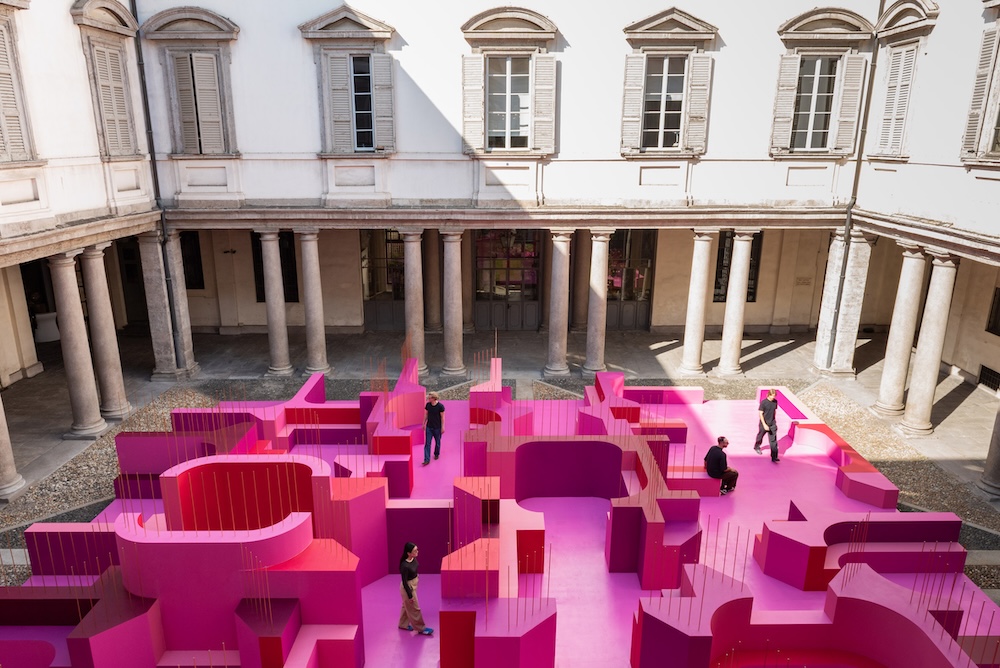 journaldesign's tweet image. 'Métamorphose en mouvement', une invitation à ralentir par @LinaGhotmeh 
Une installation à vivre à la Milan Design Week : urls.fr/HcbITS

#architecture #experience #modular #labyrinth #metamorphosis #motion