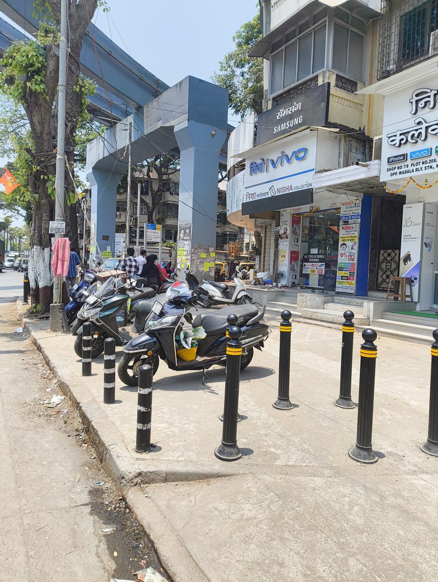 MaldeNimish's tweet photo. When will this footpath parking stop? Remove too many bollards fixed
Zoom for location
#RightToWalk 
#ClearTheFootpath 
@CPMumbaiPolice @mybmc @TawdeRitu @AshwiniBhide @MTPHereToHelp @MumbaiFootpaths @mumbaimatterz @public_pulseIN @richapintoi @grafidon @mashrujeet  @TOIMumbai https://t.co/wiX4cJr7dE