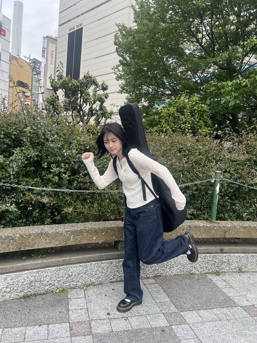 1019shione's tweet image. 池袋駅　東口　喫煙所付近
15:00頃に
路上ライブしてました。

栞寧(しおね)です！

立ち止まって歌を聴いてくれたひとだけに
フライヤーを受け取ってもらっている

見つけてくれてありがとう！
今日出会った人は大切。

次は【19:00】
川崎駅東口駅前広場へGO💨

#路上ライブ #池袋 #弾き語り