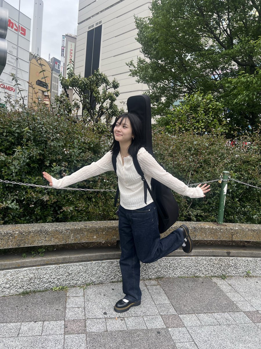 1019shione's tweet image. 池袋駅　東口　喫煙所付近
15:00頃に
路上ライブしてました。

栞寧(しおね)です！

立ち止まって歌を聴いてくれたひとだけに
フライヤーを受け取ってもらっている

見つけてくれてありがとう！
今日出会った人は大切。

次は【19:00】
川崎駅東口駅前広場へGO💨

#路上ライブ #池袋 #弾き語り