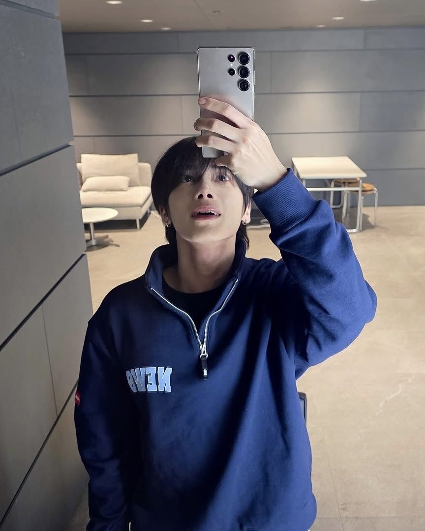 yveternity's tweet image. two cats and a mirror! 
  ᶻ 𝗓 𐰁 .ᐟ
/ᐠ &amp;gt; ˕ &amp;lt;マ 

#MSD #MOAselcaday #TAEHYUN #TOMMOROW_X_TOGETHER