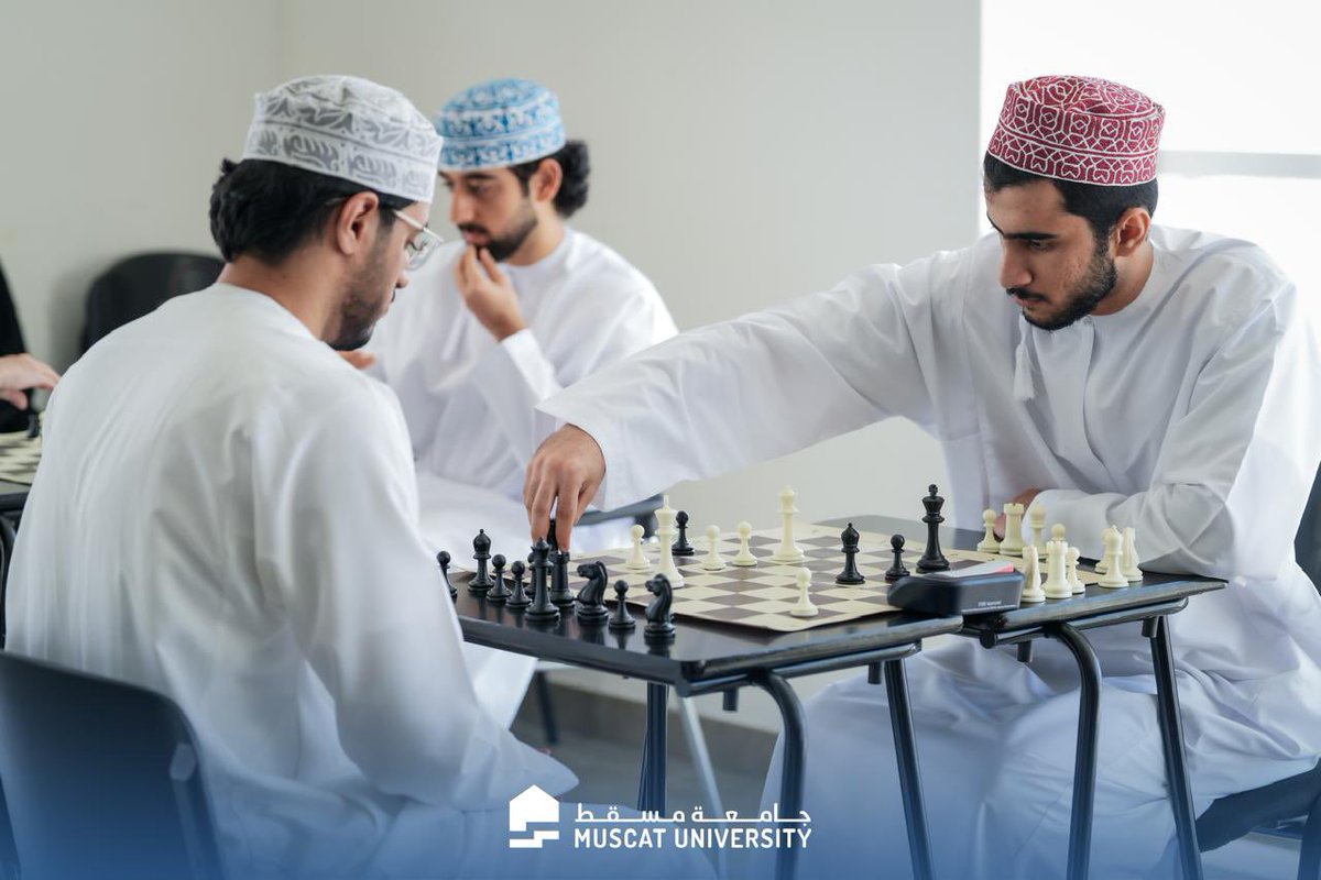 MuscatUni's tweet photo. في أجواء حماسية مميزة، نظّمت وحدة شؤون الطلبة بــ #جامعة_مسقط، ممثلةً بنادي الشطرنج، بطولة "كش ملك" للشطرنج، وسط مشاركة طلابية فاعلة عكست روح التحدي والتميّز.
وقدّمت البطولة مشاهد لافتة من التركيز والتفكير الاستراتيجي، حيث أظهر الطلبة قدرات عالية ومهارات تنافسية راقية، في تجربة جمعت بين المتعة والتطوير الذهني.
وأسفرت النتائج عن: المركز الأول: خالد البلوشي المركز الثاني: سعد البلوشي المركز الثالث: مصعب البرواني
وتبارك الجامعة للفائزين هذا الإنجاز، وتعتز بجميع المشاركين الذين أسهموا في إنجاح الفعالية بروحهم الرياضية وتفاعلهم الإيجابي.
وتواصل الجامعة من خلال هذه المبادرات تعزيز بيئة جامعية محفزة، تُمكّن الطلبة من تنمية مهاراتهم واكتشاف قدراتهم في مختلف المجالات.
#جامعة_مسقط 
#oman_chess
@OmanOlympics