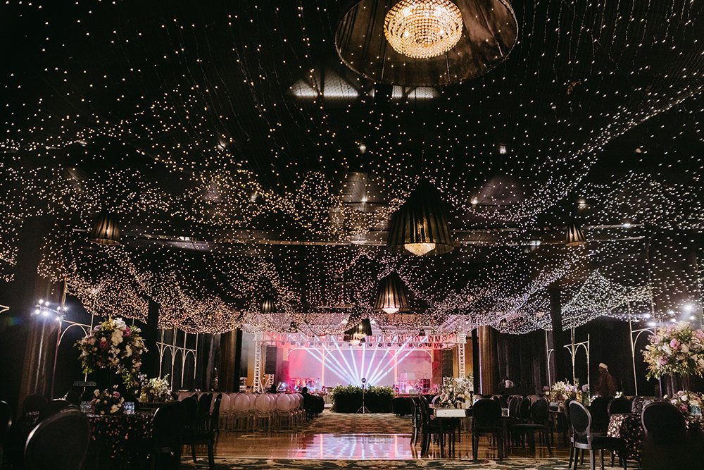 7xWeddings's tweet image. Step into a magical wedding setting with ceiling fairy lights create a stunning starry sky effect, paired with elegant chandeliers and lush floral décor.
Planners Wedding: 7xweddings.com

#weddingdecor #luxurywedding #destinationwedding #weddinginspiration #fairylights