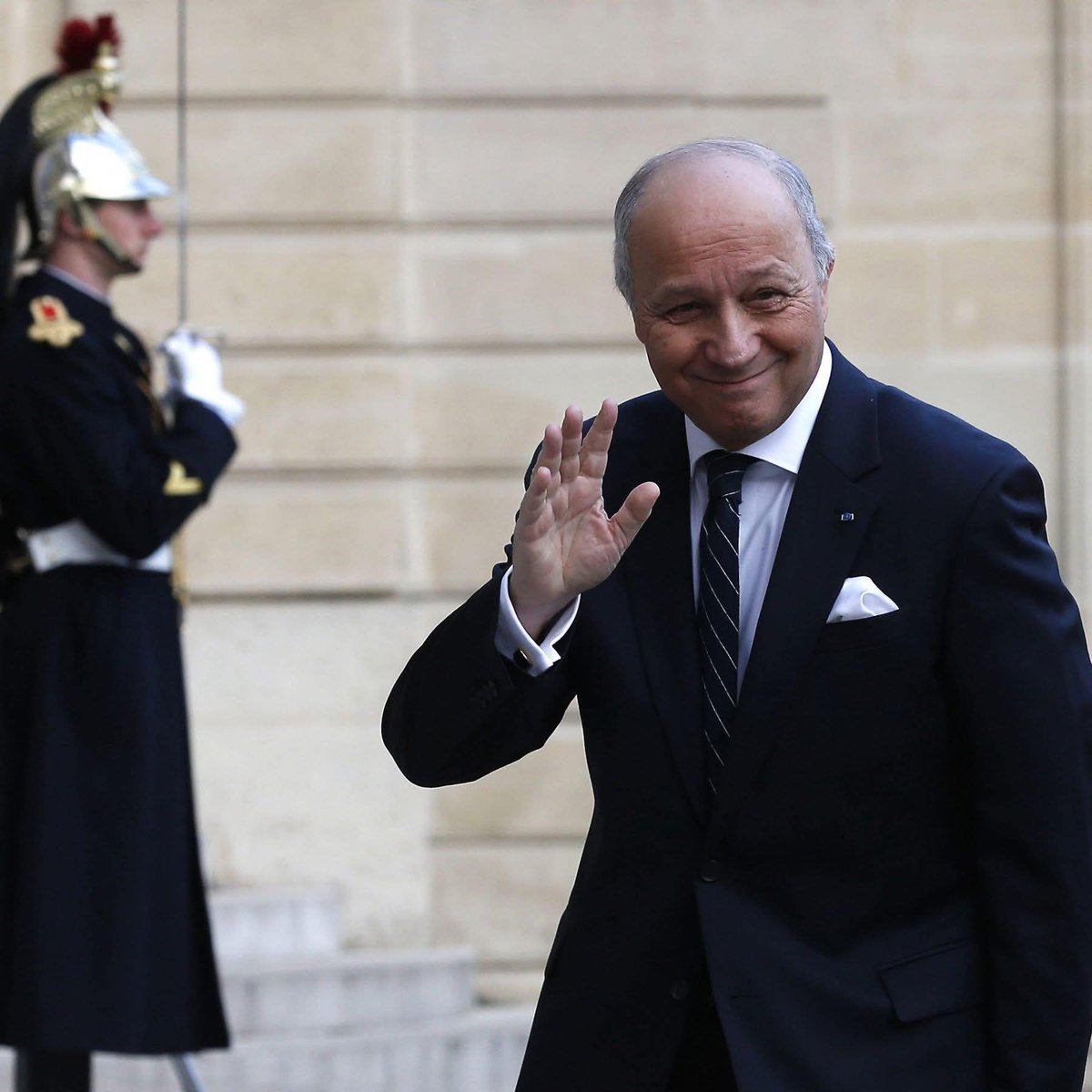 Le cas Laurent Fabius 

  Maître des requêtes au Conseil d’État dans sa jeunesse. Il touche sa retraite depuis 1996. Il avait 50 ans. Et un jour.
De 2016 à 2025, il préside le Conseil constitutionnel : 17 600 €/mois. 

    Plus que le Président de la République. Et c’est illégal