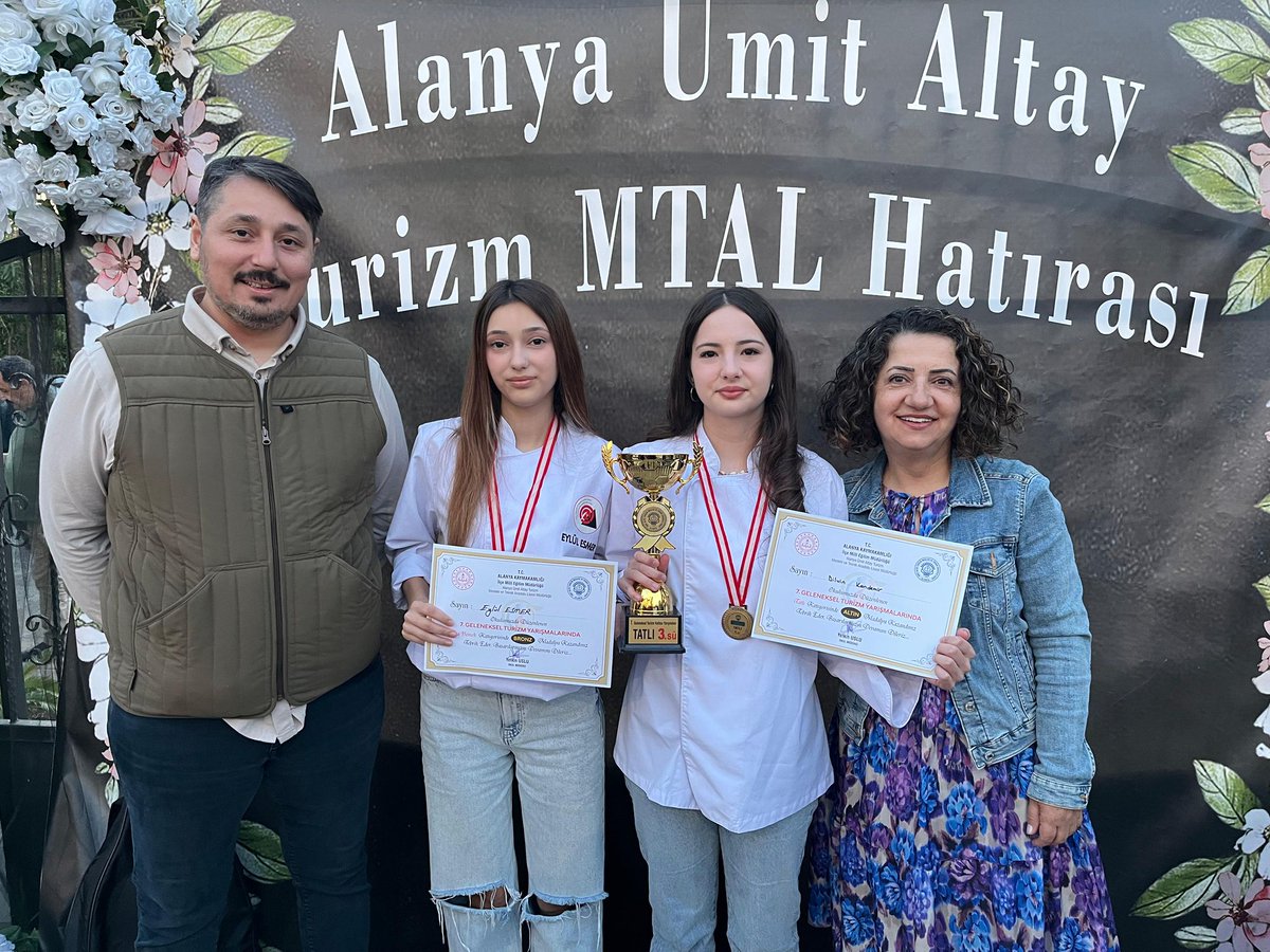 Alanya Ümit Altay Turizm MTAL 7. Geleneksel Turizm Haftası Yarışmaları kapsamında Okulumuz Yiyecek İçecek Hizmetleri 10 sınıf öğrencilerinden Eylül Esmer Ana yemek kategorisinde bronz madalya, Dilvin Kandemir tatlı kategorisinde altın madalya ve en iyi 3. yemek kupası kazandılar.
