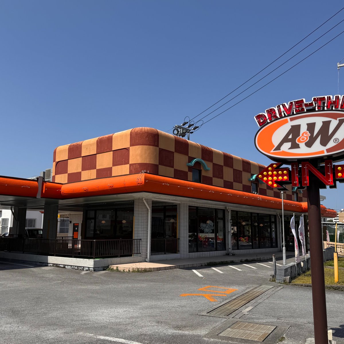 AW_Okinawa's tweet image. 📍A＆W泡瀬店
ここでもドライブインで注文ができます🙆‍♀️
A＆Wの商品も一緒にドライブやお出かけをお楽しみください🍔🧡

#aandw #ドライブイン #ドライブ
