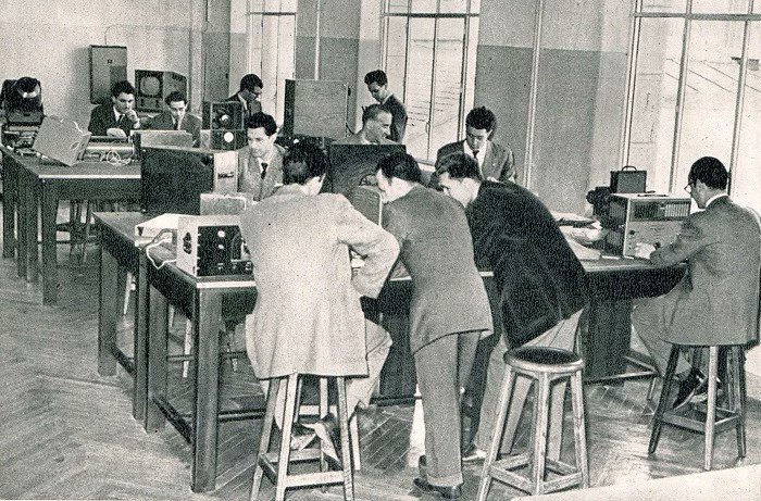 ForoHistorico's tweet photo. #TalDíaComoHoy en 1920 se crea y reconoce en España el título de Ingeniero de Telecomunicación mediante un Real Decreto. 🌐🇪🇸

Así nació oficialmente una profesión clave para el desarrollo de las comunicaciones modernas. https://t.co/DcyGdeYmXw
