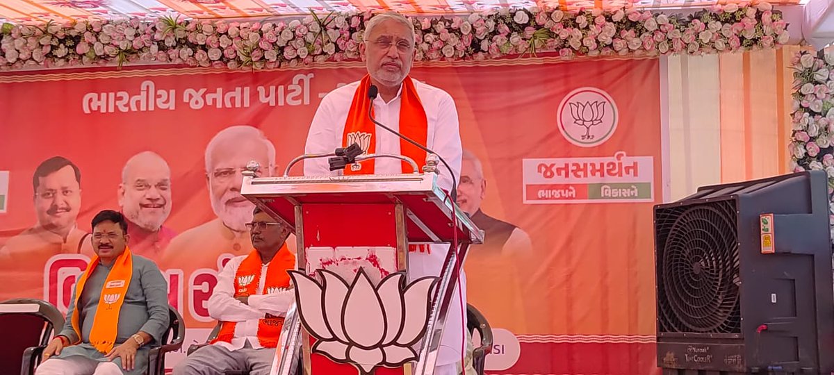 devusinh's tweet photo. ગુજરાત ભાજપ પ્રદેશ અધ્યક્ષશ્રી જગદીશભાઈ વિશ્વકર્માજી ની વિશેષ ઉપસ્થિતિમાં માતર તાલુકાના શેખુપુર પાટિયા પાસે "વિકાસ સંકલ્પ સભા" યોજાઈ.
🪷🪷🪷

જિલ્લા પ્રભારીશ્રી રમેશભાઈ દેસાઈ, અમૂલના ડિરેક્ટર શ્રી ભગવતસિંહ પરમાર, જિલ્લા પ્રમુખશ્રી નયનાબેન પટેલ, ધારાસભ્યશ્રી કલ્પેશભાઈ પરમાર, પ્રદેશ કિસાન મોરચા મહામંત્રી શ્રીમતી હેમલબેન પટેલ

જનસમર્થન ભાજપને - જનસમર્થન વિકાસને
#કમળ_ખીલશે_વિકાસ_જીતશે