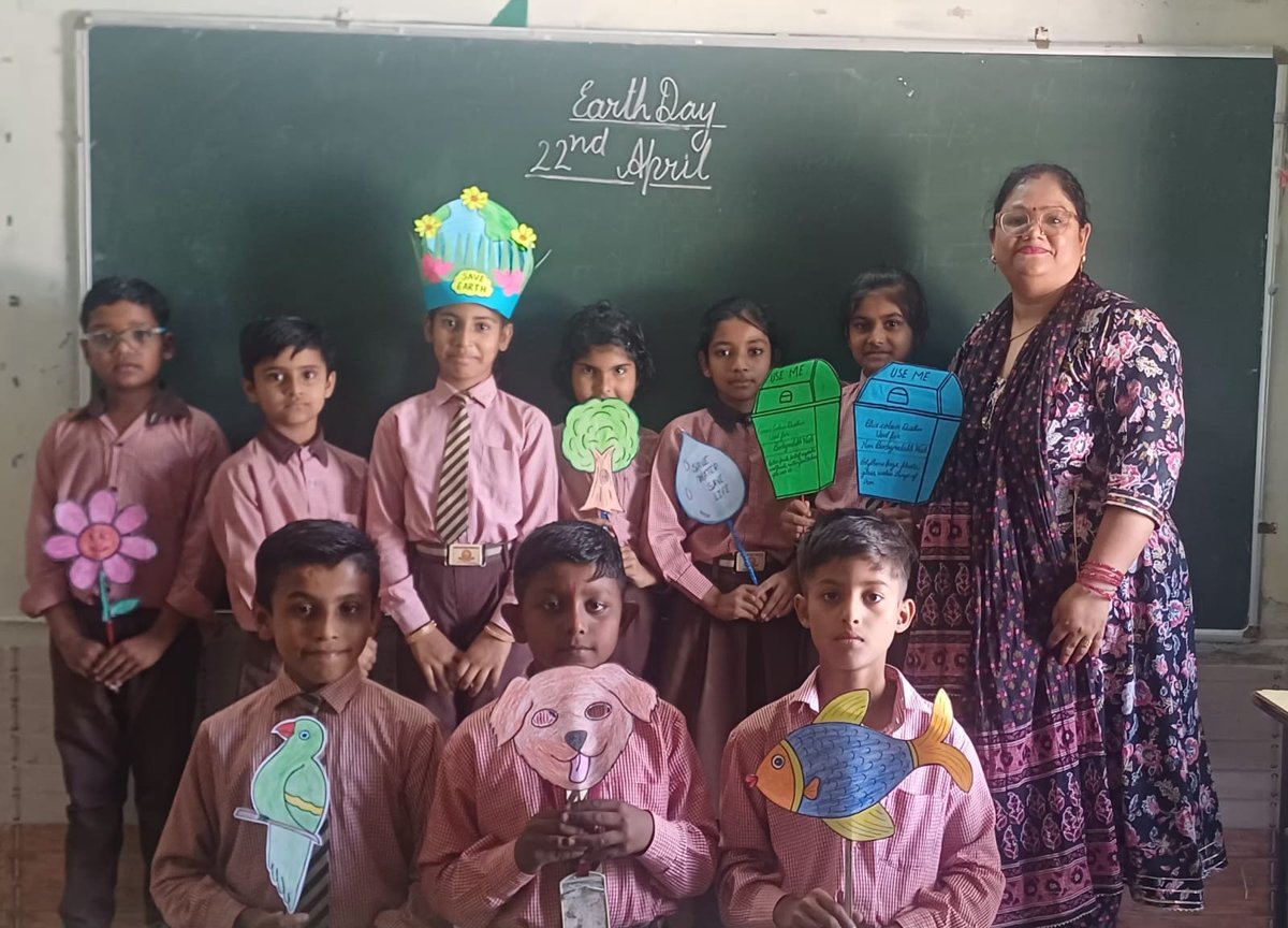 basicshiksha_up's tweet photo. मेरठ: प्राथमिक विद्यालय उपलेहड़ा विकास क्षेत्र मेरठ में पृथ्वी दिवस मनाया गया, जिसके अंतर्गत बच्चों ने 'Save Eerth, Save trees' विषय पर ड्राइंग, पेंटिंग व अन्य कई तरह की गतिविधियों में प्रतिभाग किया।
#EarthDayinUPBasic #WorldEarthDay
#SchoolChaloAbhiyanUP #BasicEducation #SchoolEducation #SamagraShiksha #BasicEducationUP #BasicShikshaUP