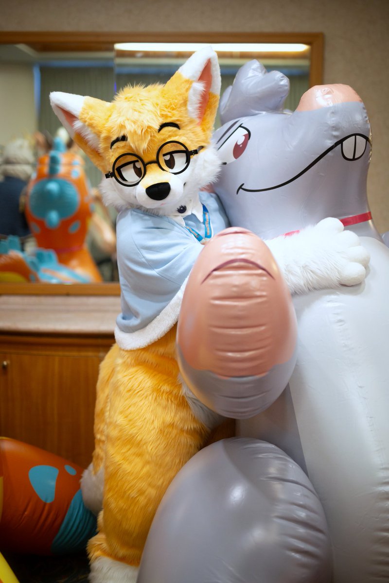 Guess who I got to *snug* at the <a href="/FurDUcon/">FurDU</a> inflation/pool toy panel~? 🦊👓🎈🐭💦 

🐭: <a href="/DarioMouse/">DarioMouse</a>
 📸:  <a href="/ShujjaWuff/">ShujjaFolf</a>

#Fursuit #Furdu #Furdu2026 #BlushyFox