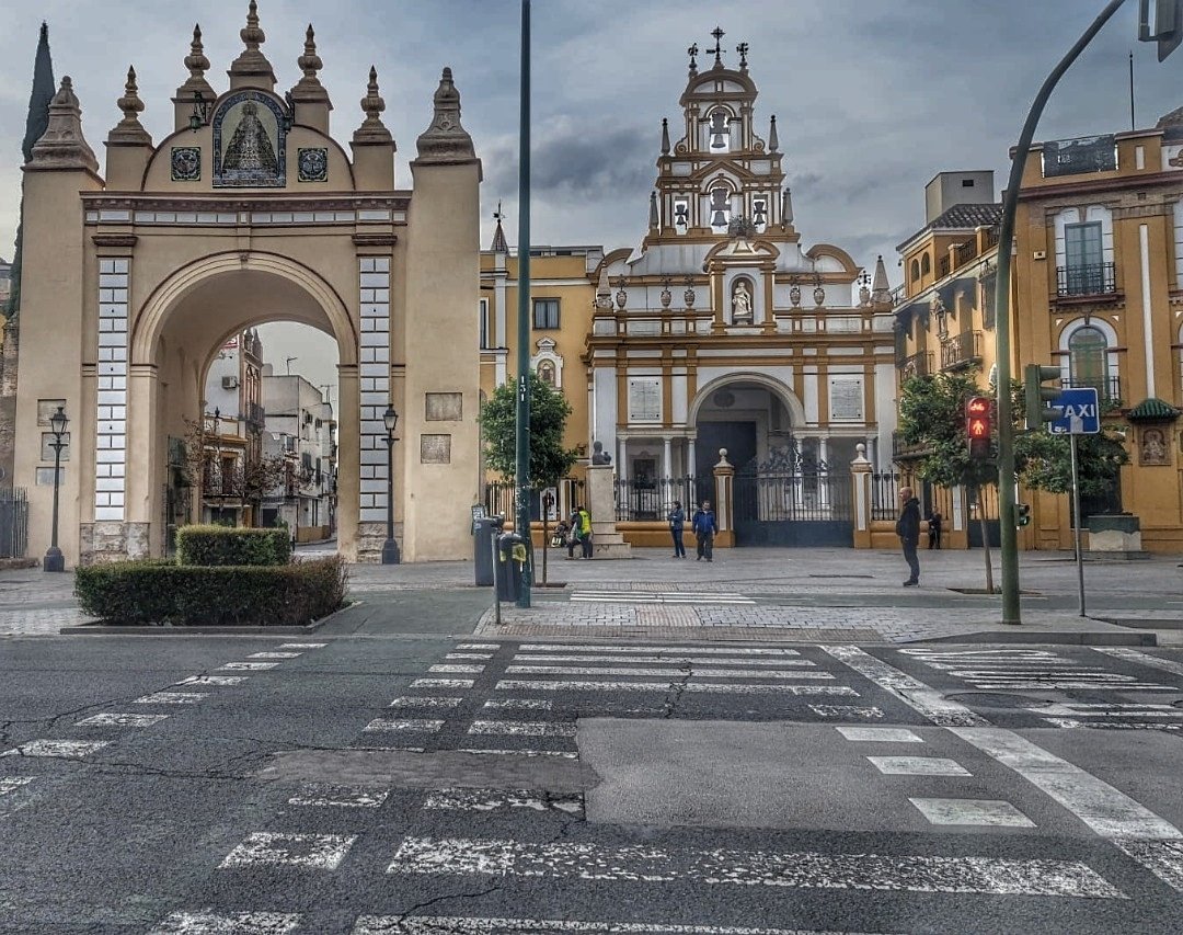 "Hay muchas devociones en Sevilla, muy variadas, y ninguna es más que otra; pero cuando la vida te aprieta, casi todo el mundo termina en la misma plaza."
