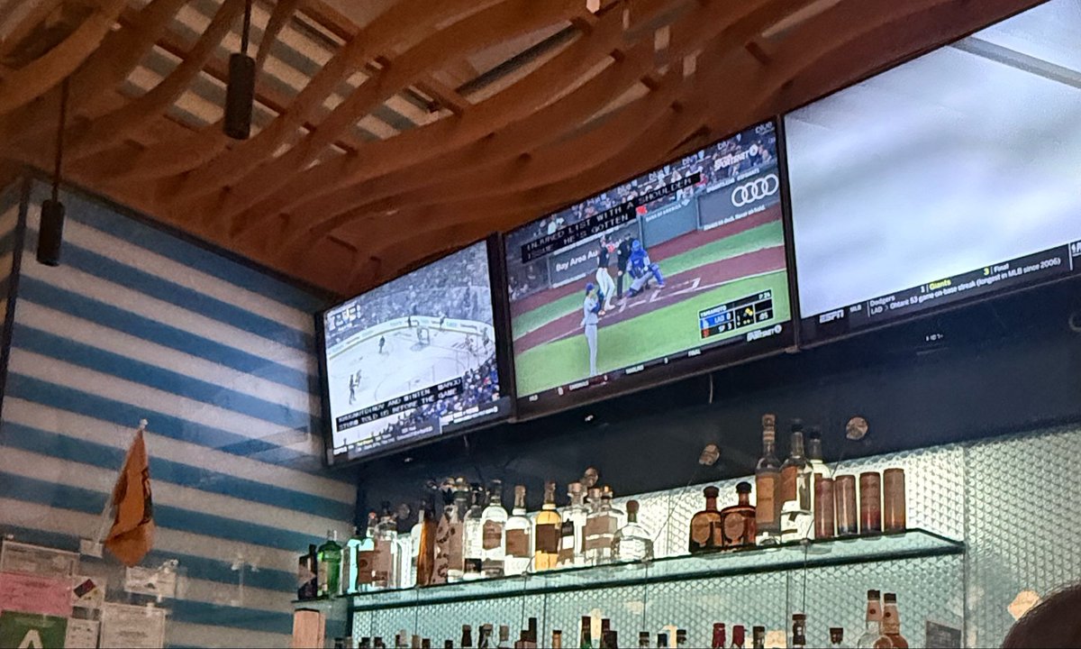 귀국길 마지막 루틴이라고 우기고싶지만 맨날 하는 짓한다 맥주마시면서 야구보기..