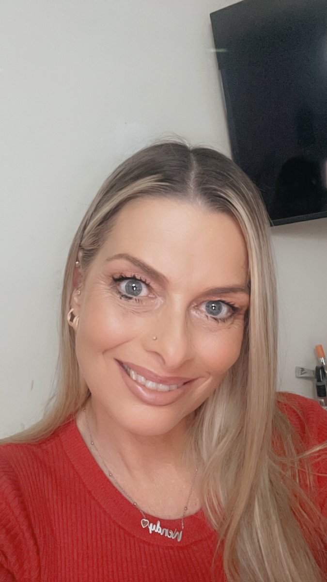 Wendj1972's tweet image. Good morning, happy hump day, hope your Wednesday is a good one and full of all that brings you joy.  The only thing that will make you happy is being happy with who you are. Sending much love as always 🥰❤️🥰