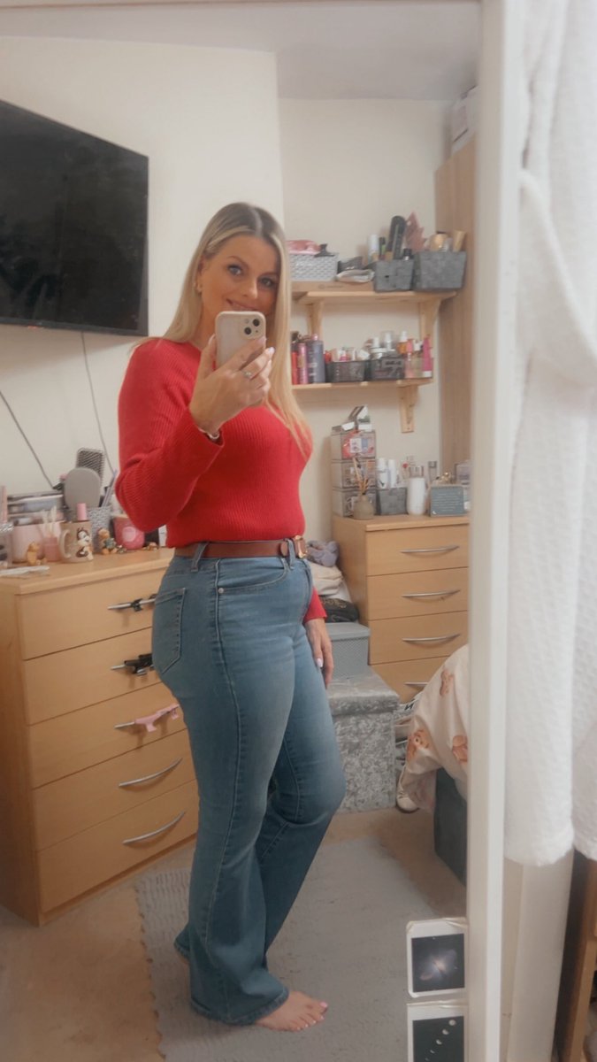 Wendj1972's tweet image. Good morning, happy hump day, hope your Wednesday is a good one and full of all that brings you joy.  The only thing that will make you happy is being happy with who you are. Sending much love as always 🥰❤️🥰