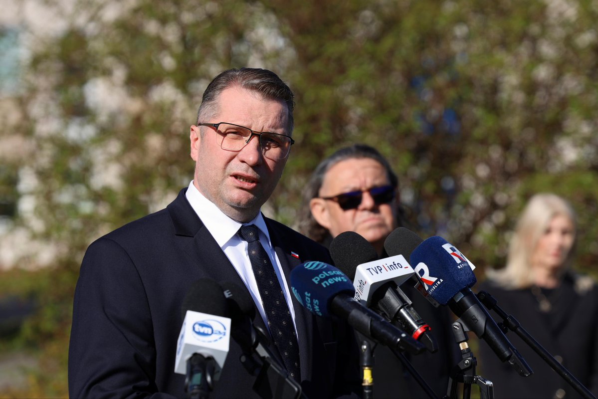 💬 Wiceprezes PiS <a href="/CzarnekP/">Przemysław Czarnek</a>: Wyobraźcie sobie, że macie podejrzenie nowotworu jelita grubego i mieliście za chwilę mieć kolonoskopię. A tymczasem rząd wprowadza limity, które powodują, że pacjent dowiaduje się, że będzie miał badanie za prawie 2 lata. To wyrok śmierci na wielu