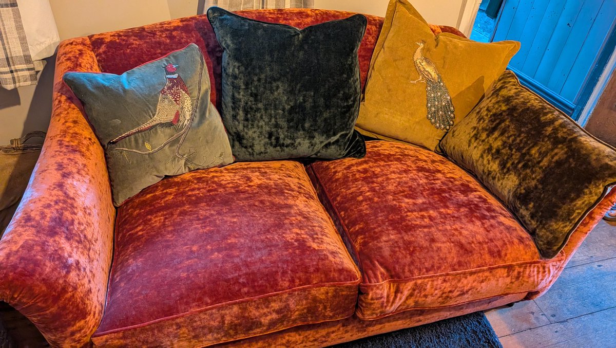 TheLengthsman's tweet image. New sofa just arrived from the Vintage Sofa Company in Halifax 🫣
#Posh