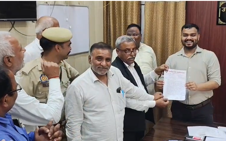 bstvlive's tweet image. एटा

➡तहसील में व्याप्त भ्रष्टाचार को लेकर ज्ञापन
➡SDM जलेसर को वकीलों ने दिया ज्ञापन
➡तत्काल संज्ञान लेने की अपील की

#Etah #UttarPradesh #Corruption @DM_Etah