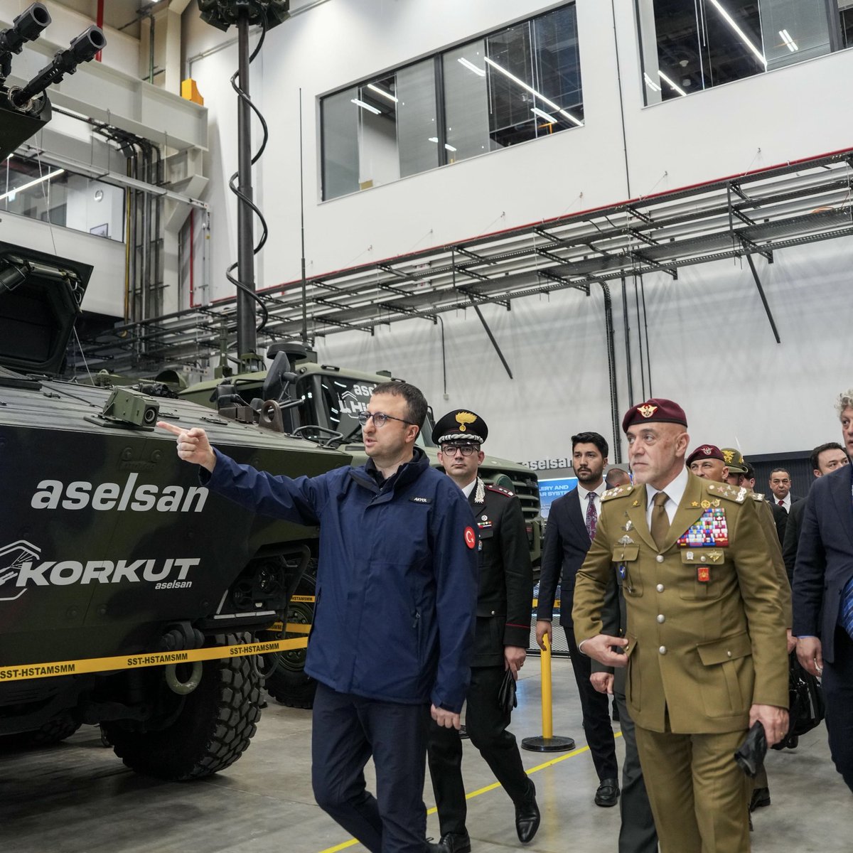 TurkishCentury's tweet image. 🇮🇹🇹🇷 The ongoing close-cooperation between Italy &amp;amp; Türkiye in air power &amp;amp; #drones ―spearheaded by companies like #Baykar &amp;amp; #Leonardo-JV #LBASystems― may soon grow to land power with #Aselsan presenting its advanced warfare solutions to the Italian Army commander Gen. Masiello. 🪖