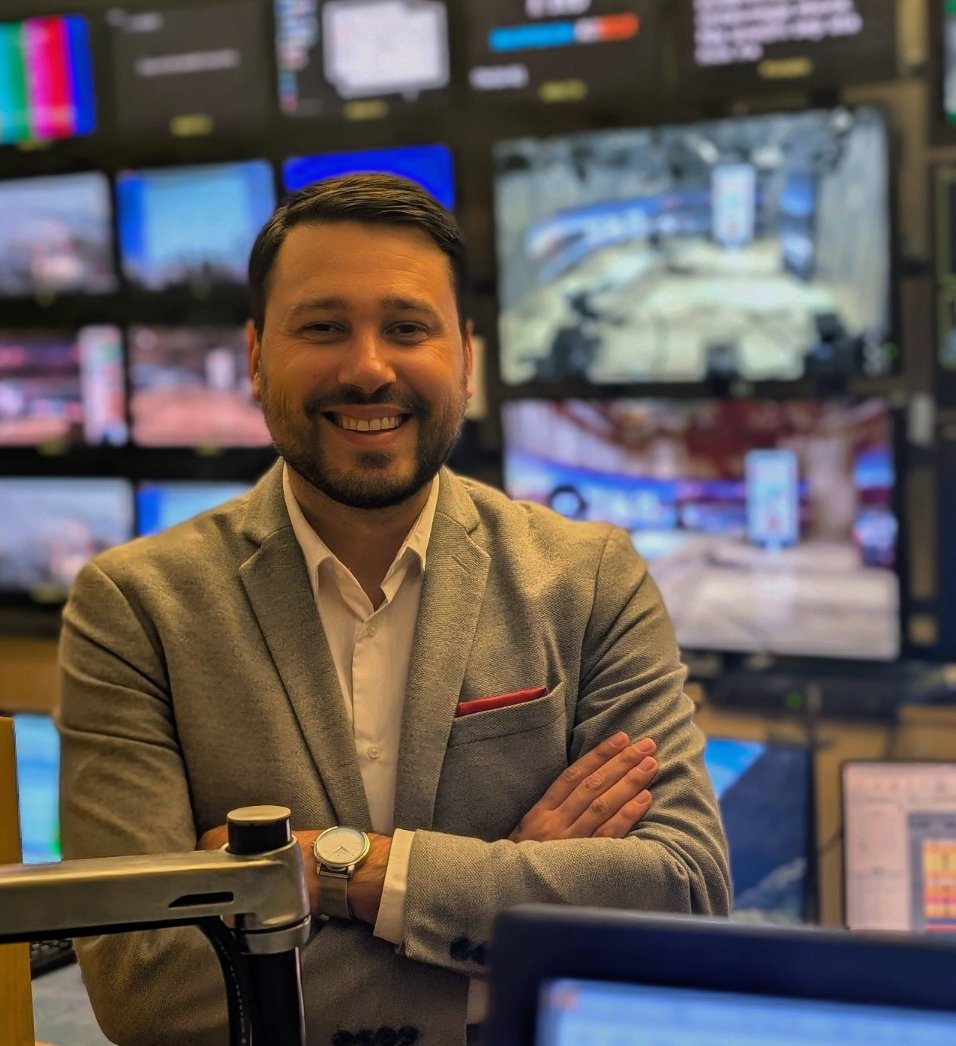 NKrevs's tweet image. Prvi @TVOdmevi na @RTV_Slovenija z mojim uredniškim podpisom.

O aktualnih političnih, gospodarskih, diplomatskih in športnih vprašanjih.

Hvala vsem gostom za sodelovanje ter ekipi za odlično podporo! 🙏🤝

📺 Oddaja v prvem komentarju.