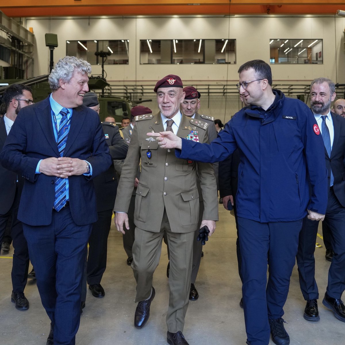 TurkishCentury's tweet image. 🇮🇹🇹🇷 The ongoing close-cooperation between Italy &amp;amp; Türkiye in air power &amp;amp; #drones ―spearheaded by companies like #Baykar &amp;amp; #Leonardo-JV #LBASystems― may soon grow to land power with #Aselsan presenting its advanced warfare solutions to the Italian Army commander Gen. Masiello. 🪖