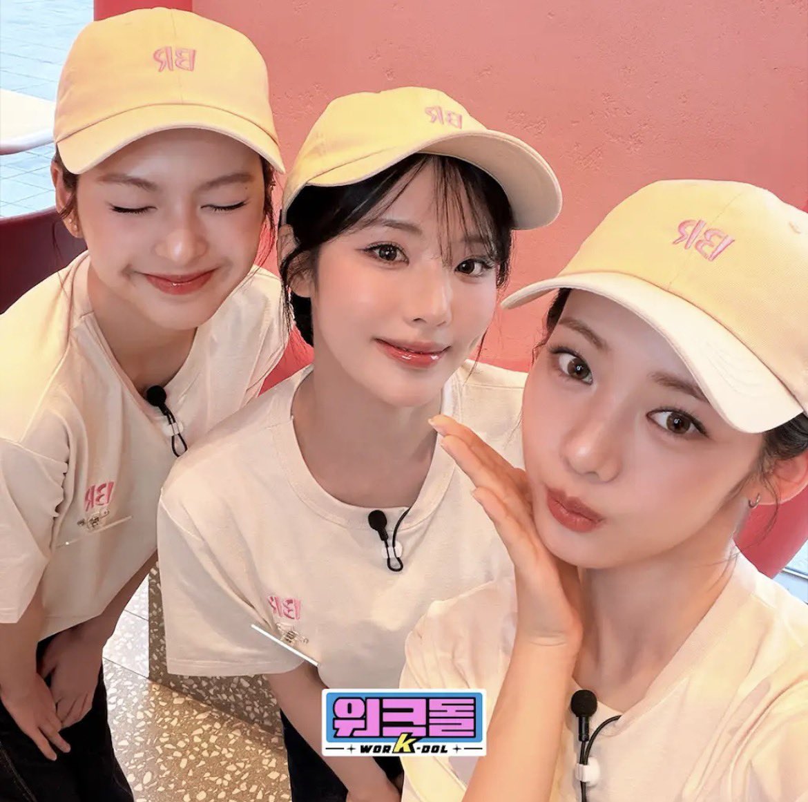 ถ้าพี่จีวอนไม่เปลี่ยนท่าโพส นี่ก็นึกว่ารูปเดียวกันอะ ลูกสาวไม่เปลี่ยนท่าเลย 55555555555555555555555555