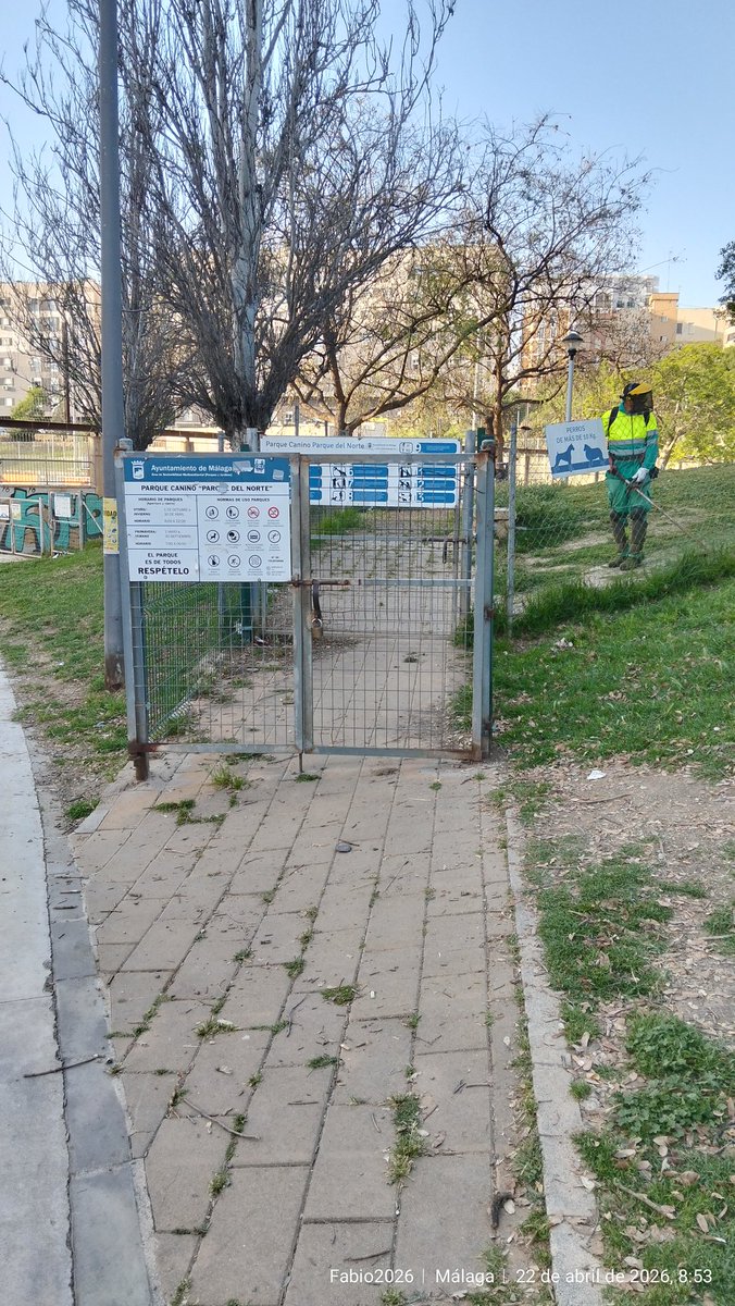 Hoy que entro al trabajo más tarde llevo al perrito más tarde al parque y, sorpresa! Cerrado porque están cortando el césped que crece junto a las vallas, porque lo demás está calvo. Nada que no atino. <a href="/malaga/">Ciudad de Málaga</a> <a href="/pacodelatorrep/">Paco de la Torre</a>