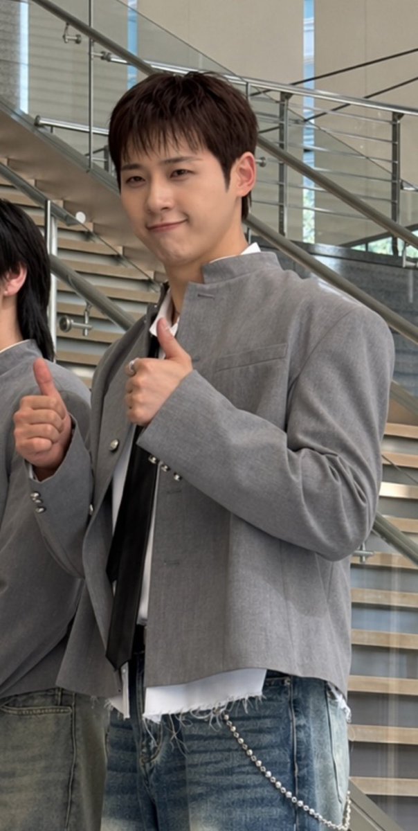 jinju5572's tweet photo. 신우오빠 오늘 너무 예쁘네 https://t.co/0dMgd3ThLv