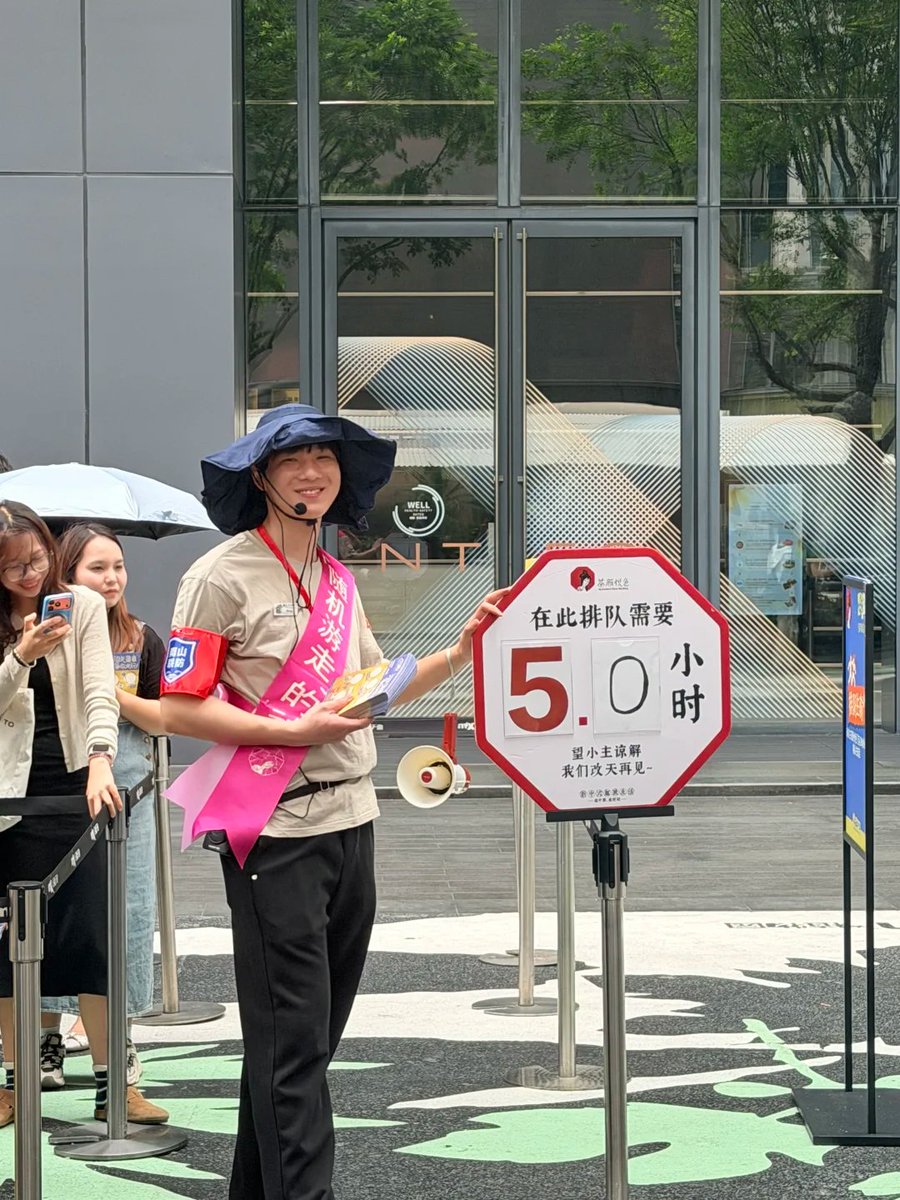 rednethicc's tweet photo. 深圳两家茶颜悦色新店正式开业！凌晨4点半第一位顾客就来排队了，黄牛已经炒到100块钱一杯，现场排队都是5小时起，大湾区的朋友们还是直接来长沙喝吧......😂🤣#湖南 #茶颜悦色 #深圳 https://t.co/HaPduJXvVA