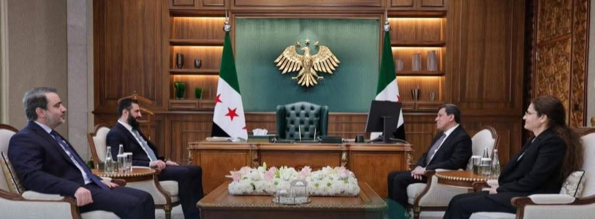 ihsankacarr's tweet image. Rojava ile Şam, yargı konusunda anlaşamadı.

Rojava’daki yargı sistemi daha demokratik ve seküler bir yapıya sahipken, #Şam’daki mevcut yargı anlayışı HTŞ tarafından geçici olarak oluşturulan “esnek” bir şeriat yargısı olarak devam ediyor.