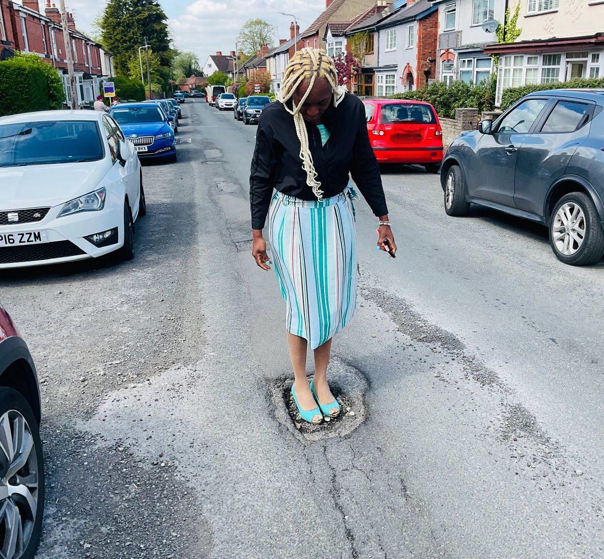 CeliaHibbert's tweet image. Genuine question: how do #Labour canvassers walk past litter-strewn streets, step over #potholes, &amp;amp; still have the audacity to knock doors asking for #votes?
It’s like a builder wrecking your house… then knocking to ask if you’d like an extension 😫

facebook.com/share/v/1bUvj3…