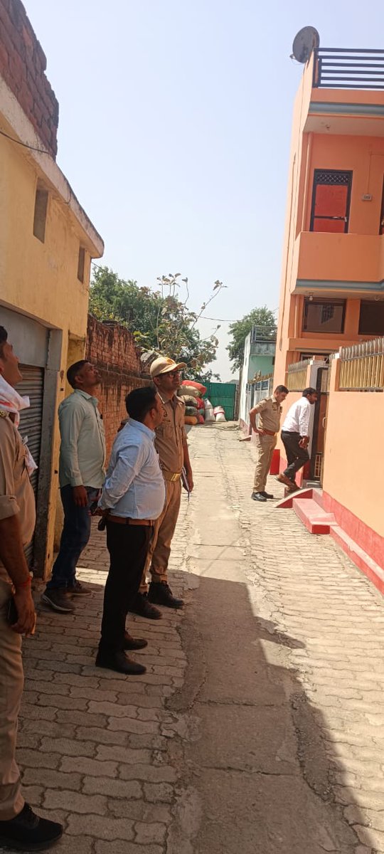 puvvnlchandauli's tweet image. जनपद चन्दौली विद्युत् वितरण खण्ड- सकलडीहा में डबरिया  के अंतर्गत #vigilance #team द्वारा #हॉट_स्पॉट क्षेत्रों की विद्युत चेकिंग अभियान चलाया गया। उपभोक्तओं से अनुरोध है कि विद्युत चोरी ना करे, विद्युत बिल समय से जमा करें।
@EMofficeUP @PuVVNLHQ @dmchandauli