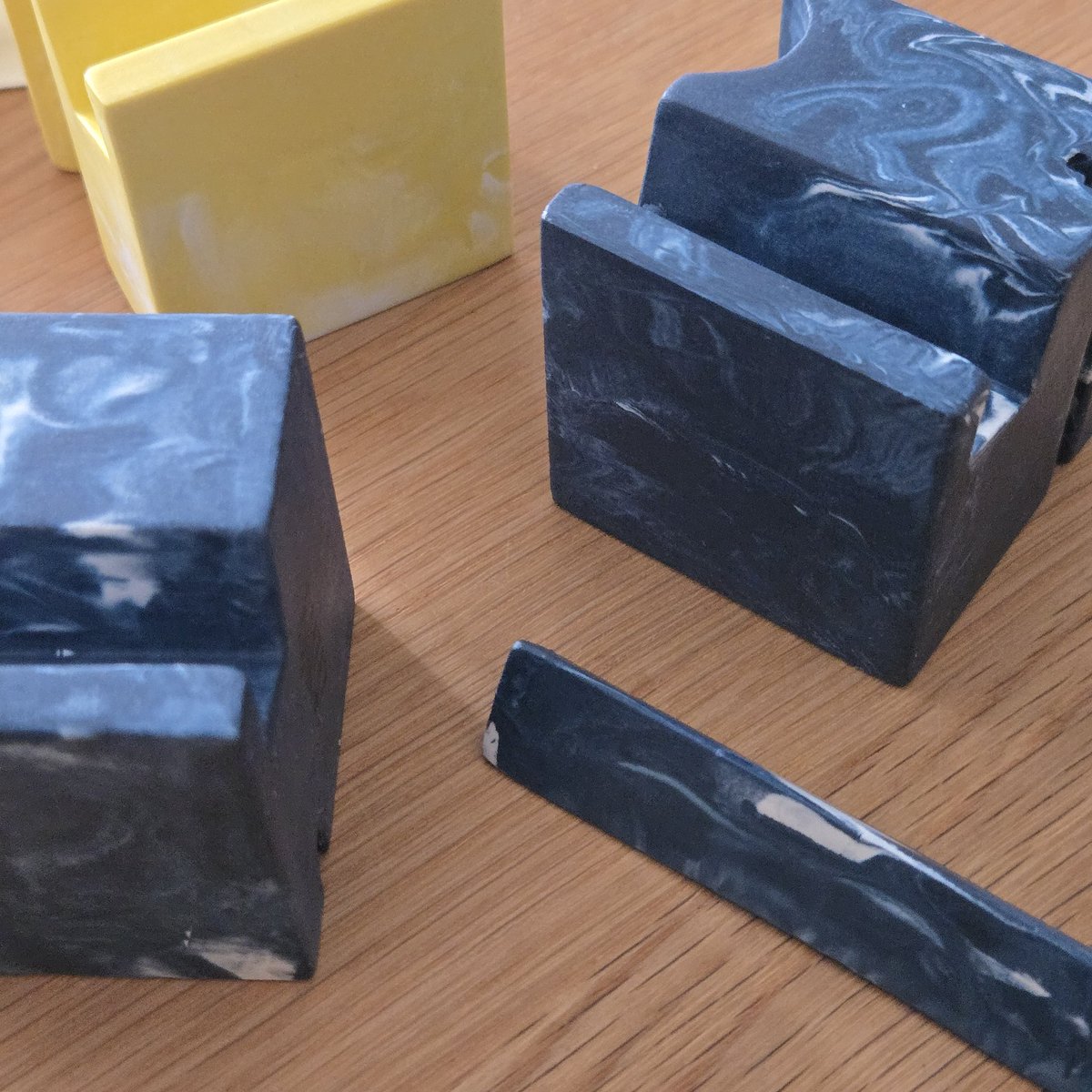 次の文具マーケットにむけて
昨日は藍色で3WAY CUBEなどを製作してました。とても良い色合いなので、ぜひ手に取って色味や触り心地を確かめてみてほしいです！！
まだ少し先ですが、ラストブンマでお待ちしてます！