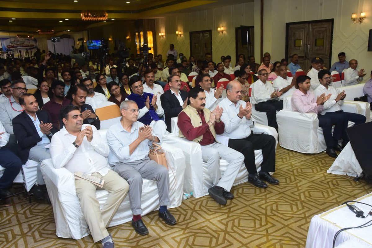 airnews_mumbai's tweet image. नवीन आयकर कायद्याविषयी जनजागृती करण्यासाठी आयकर विभागानं नवी मुंबईत विशेष कार्यक्रमाचं आयोजन केलं होतं. मुख्य आयकर आयुक्त विक्रम सहाय यांनी यावेळी नवीन आयकर कायद्याविषयी मार्गदर्शन केलं आणि उपस्थितांच्या शंकांचं निरसन केलं.
#IncomeTax  #TaxAwareness #NaviMumbai